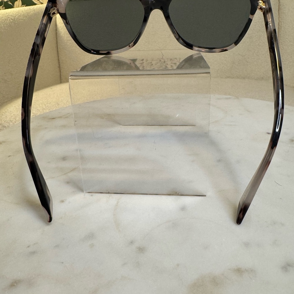 Gucci Grey Tortoise Sunglasses BNWT Includes Velvet Case, dusty & lens cloth - Picture 6 of 11